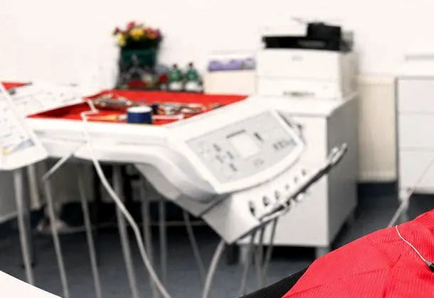 Unitul dentar și tava cu instrumente din cabinetul de pe Str. Vrâncioaia