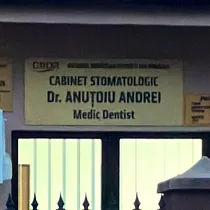 Firma de deasupra ușii: „Cabinet stomatologic Dr. Anuțoiu Andrei, medic dentist”